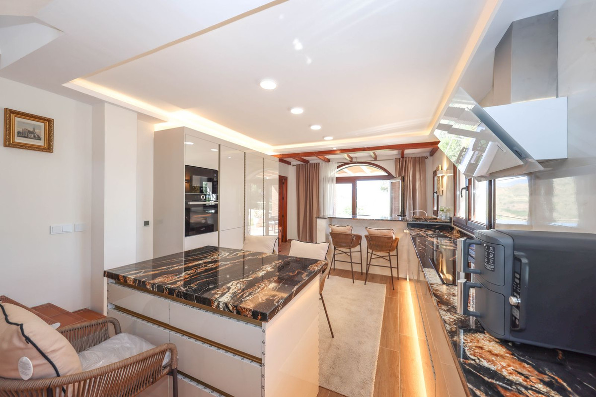 4 Bed Townhouse for sale in Guaro Costa Del Sol, Málaga, Spain
