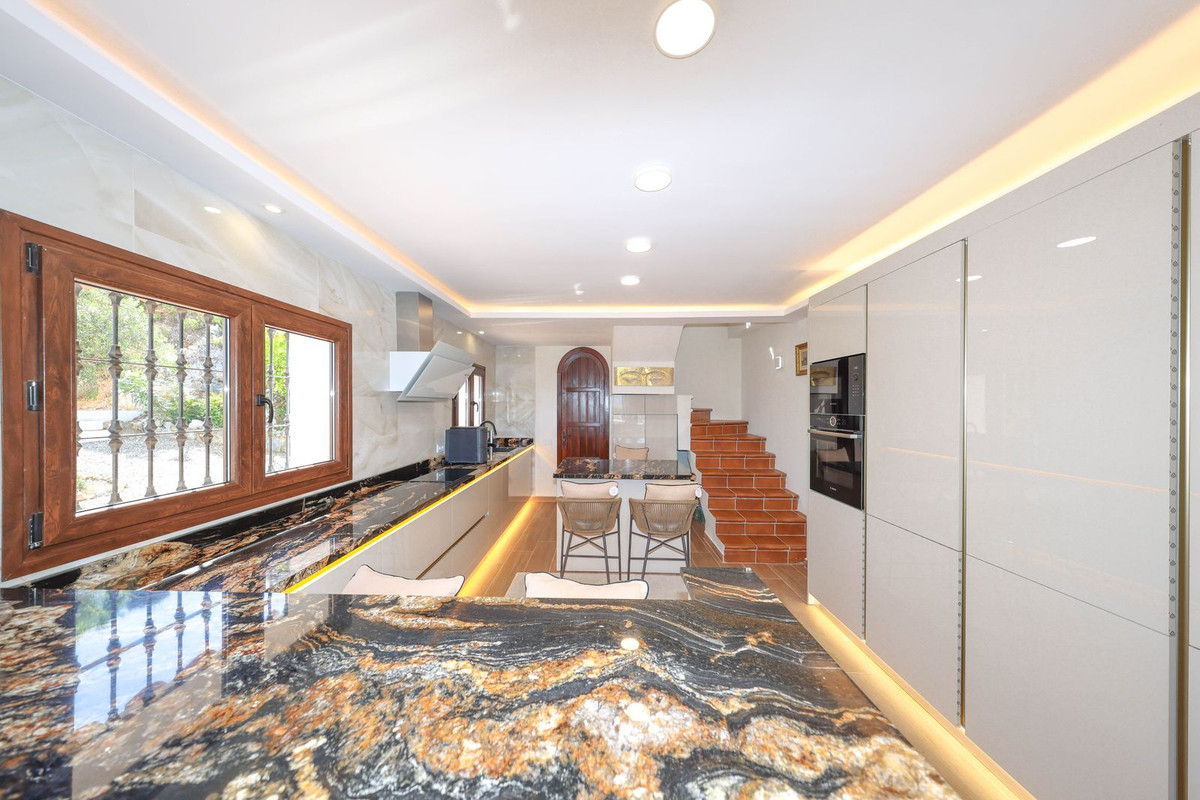 4 Bed Townhouse for sale in Guaro Costa Del Sol, Málaga, Spain