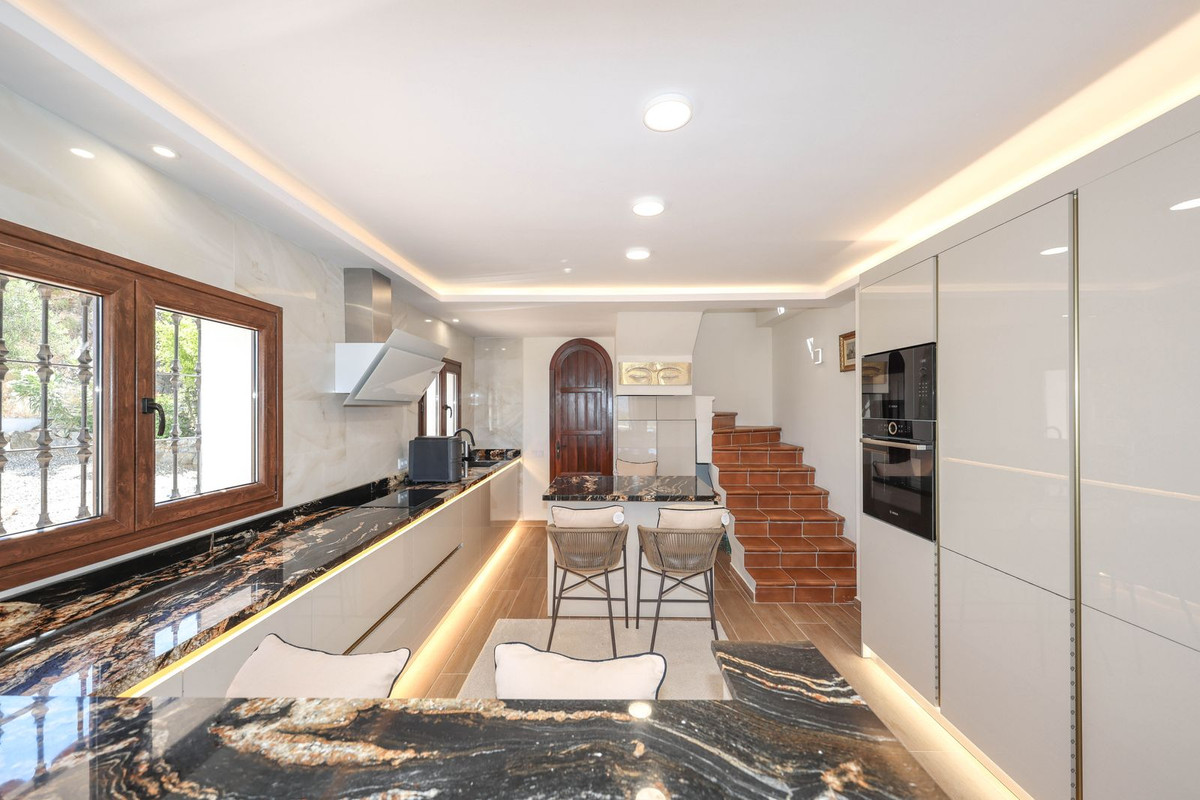 4 Bed Townhouse for sale in Guaro Costa Del Sol, Málaga, Spain