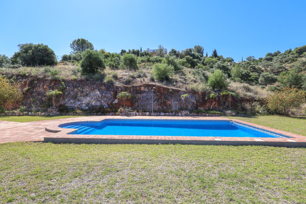 4 Bed Townhouse for sale in Guaro Costa Del Sol, Málaga, Spain