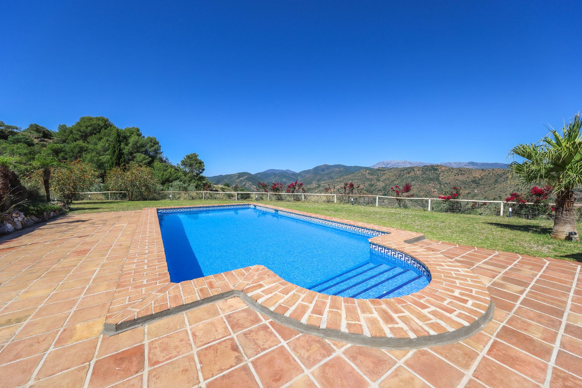 4 Bed Townhouse for sale in Guaro Costa Del Sol, Málaga, Spain