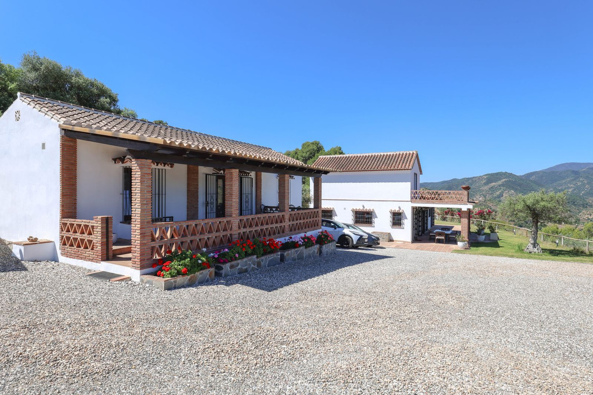 4 Bed Townhouse for sale in Guaro Costa Del Sol, Málaga, Spain