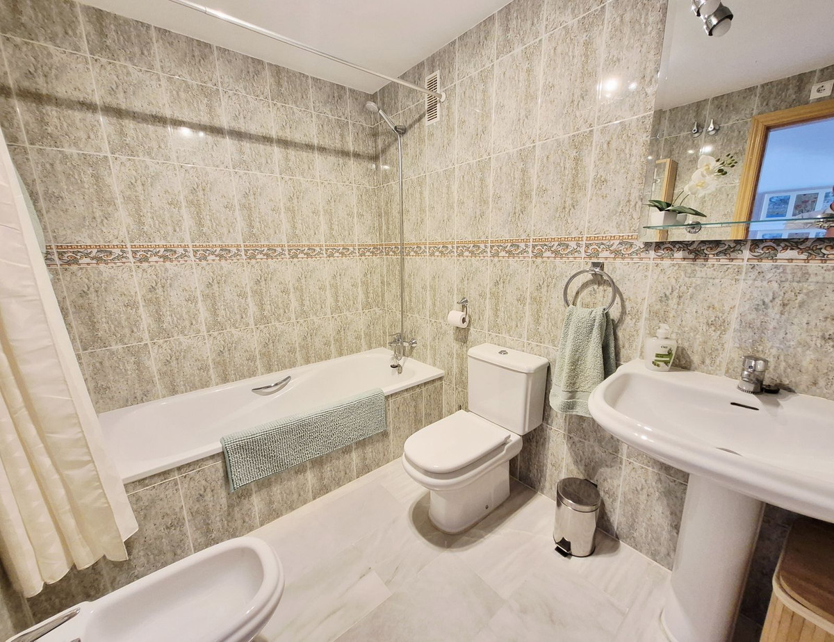 Se vende Apartamento Planta Media de 2 dormitorios en Costa Del Sol, Málaga, España