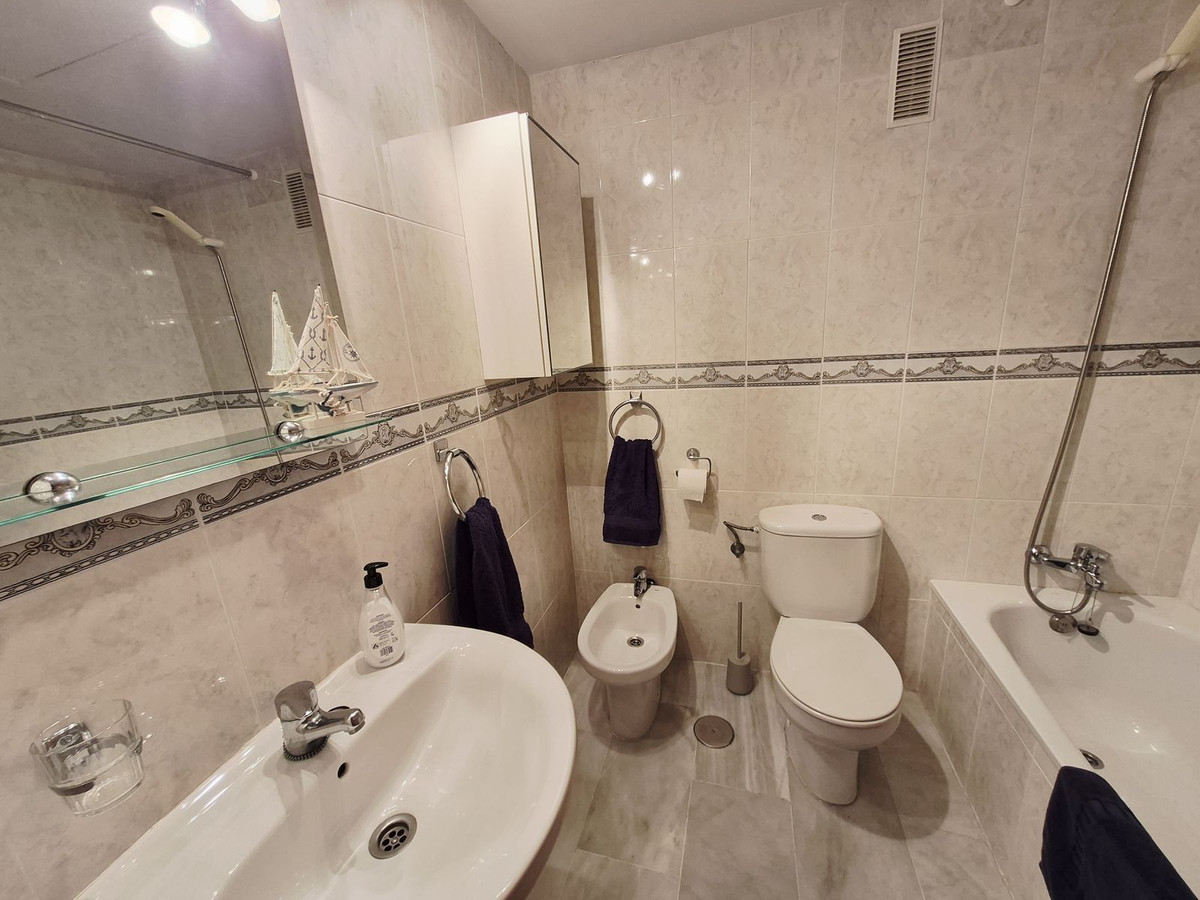Se vende Apartamento Planta Media de 2 dormitorios en Costa Del Sol, Málaga, España