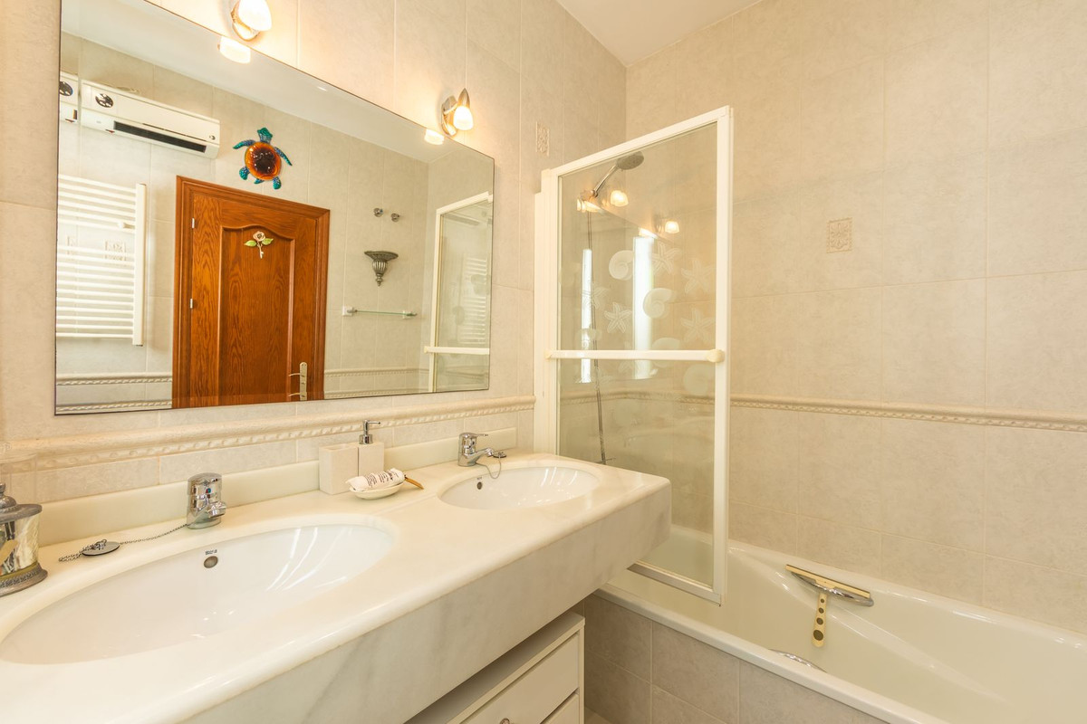 3 Bed Townhouse for sale in La Duquesa Costa Del Sol, Málaga, Spain