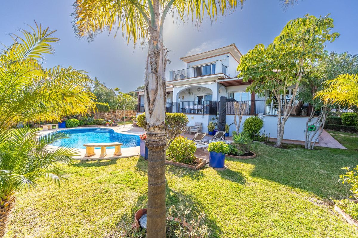 3 Bed Townhouse for sale in La Duquesa Costa Del Sol, Málaga, Spain