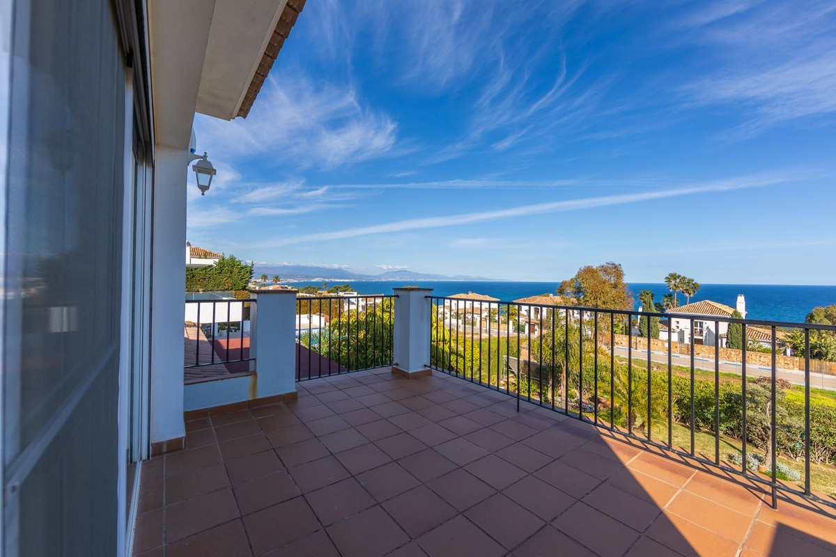 3 Bed Townhouse for sale in La Duquesa Costa Del Sol, Málaga, Spain