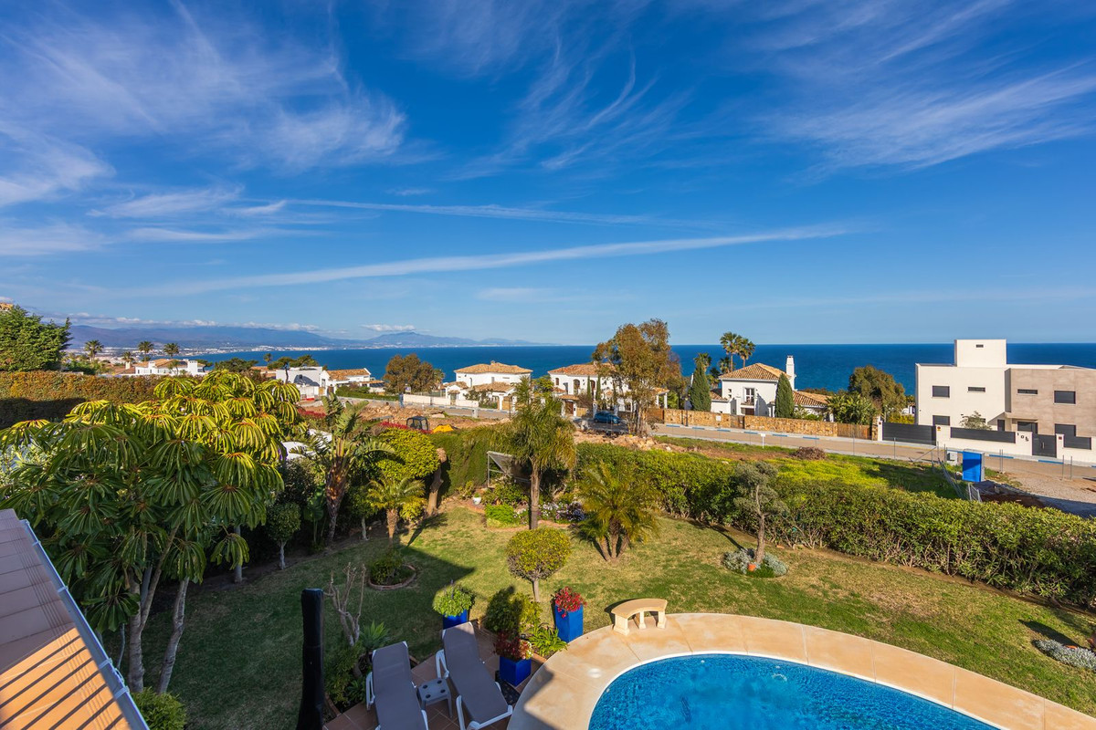 3 Bed Townhouse for sale in La Duquesa Costa Del Sol, Málaga, Spain