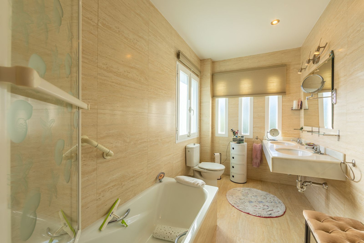 3 Bed Townhouse for sale in La Duquesa Costa Del Sol, Málaga, Spain