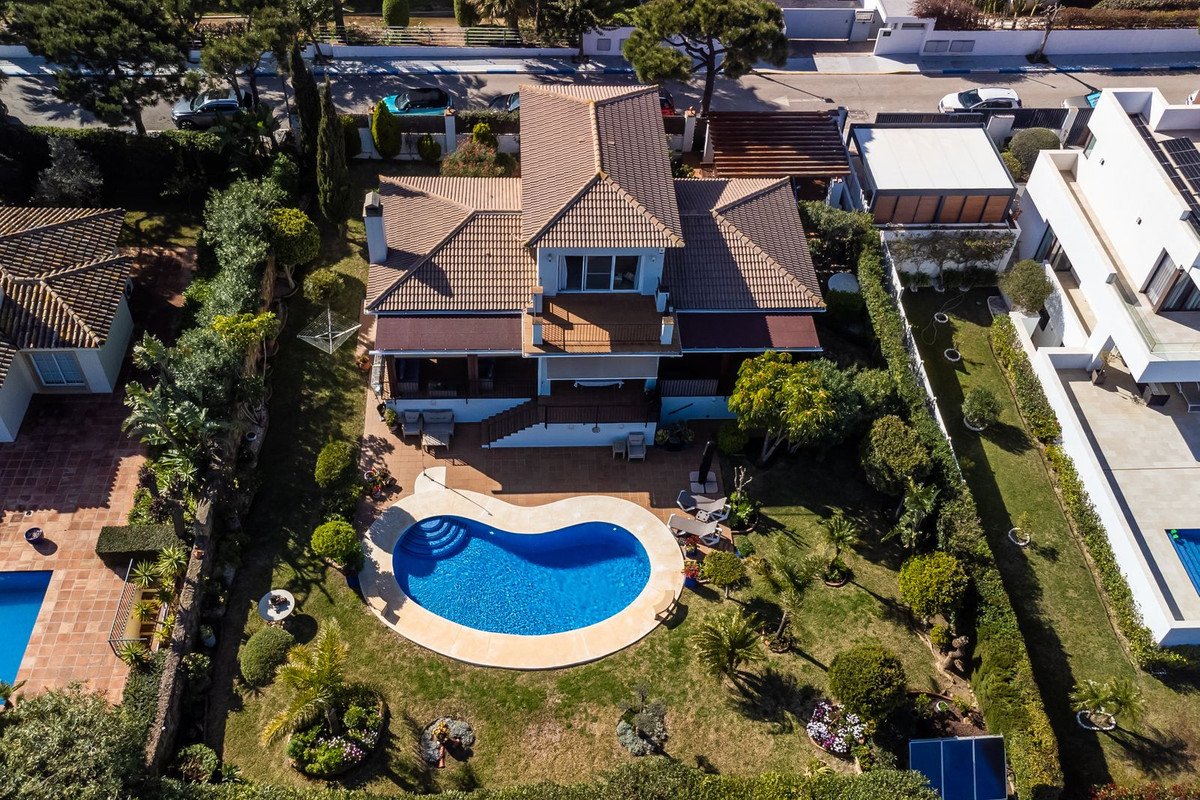 3 Bed Townhouse for sale in La Duquesa Costa Del Sol, Málaga, Spain