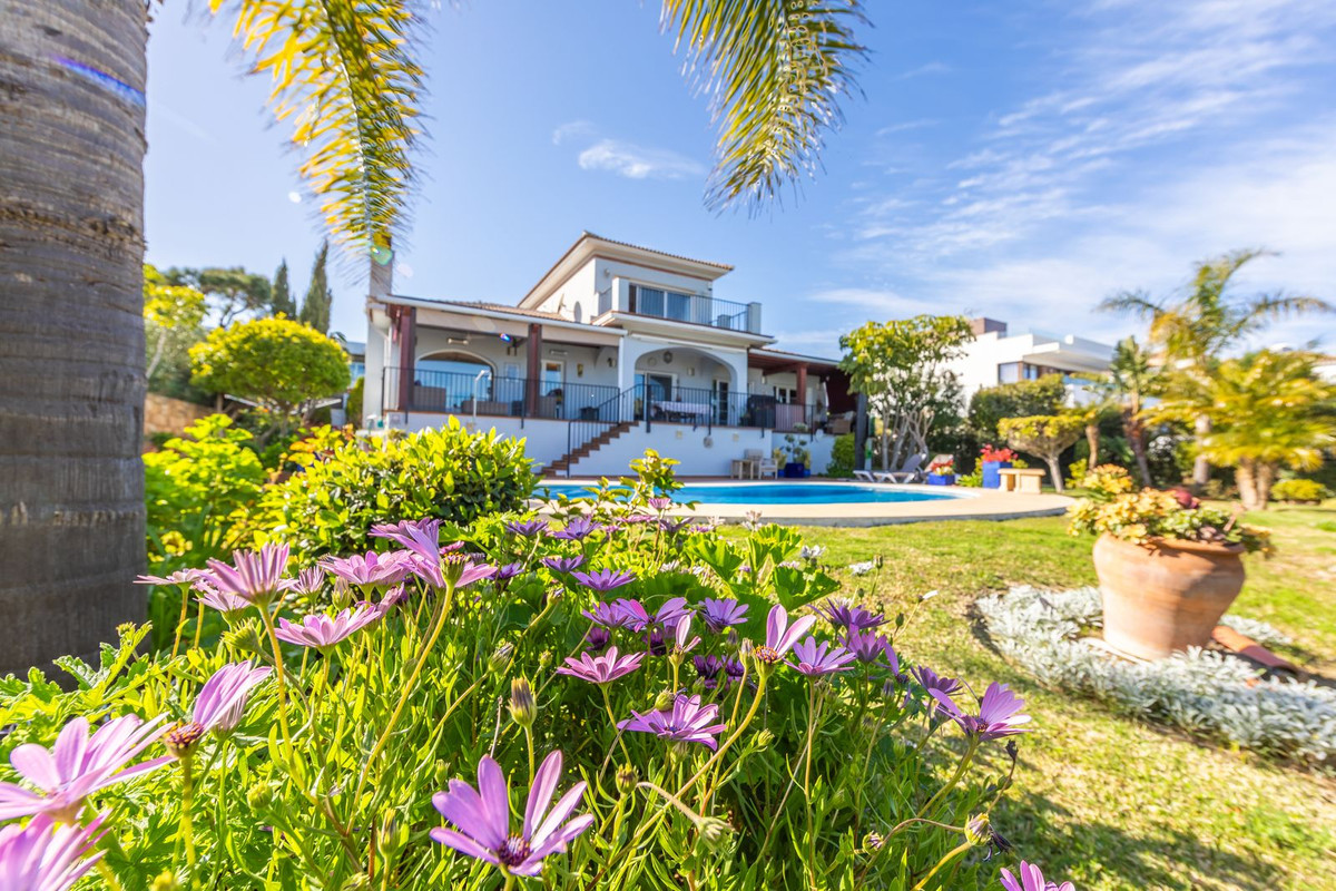 3 Bed Townhouse for sale in La Duquesa Costa Del Sol, Málaga, Spain