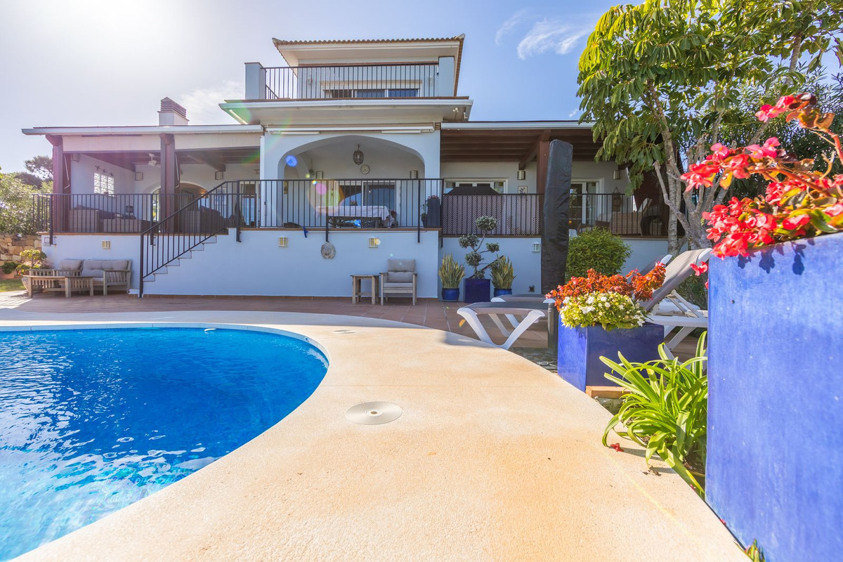3 Bed Townhouse for sale in La Duquesa Costa Del Sol, Málaga, Spain