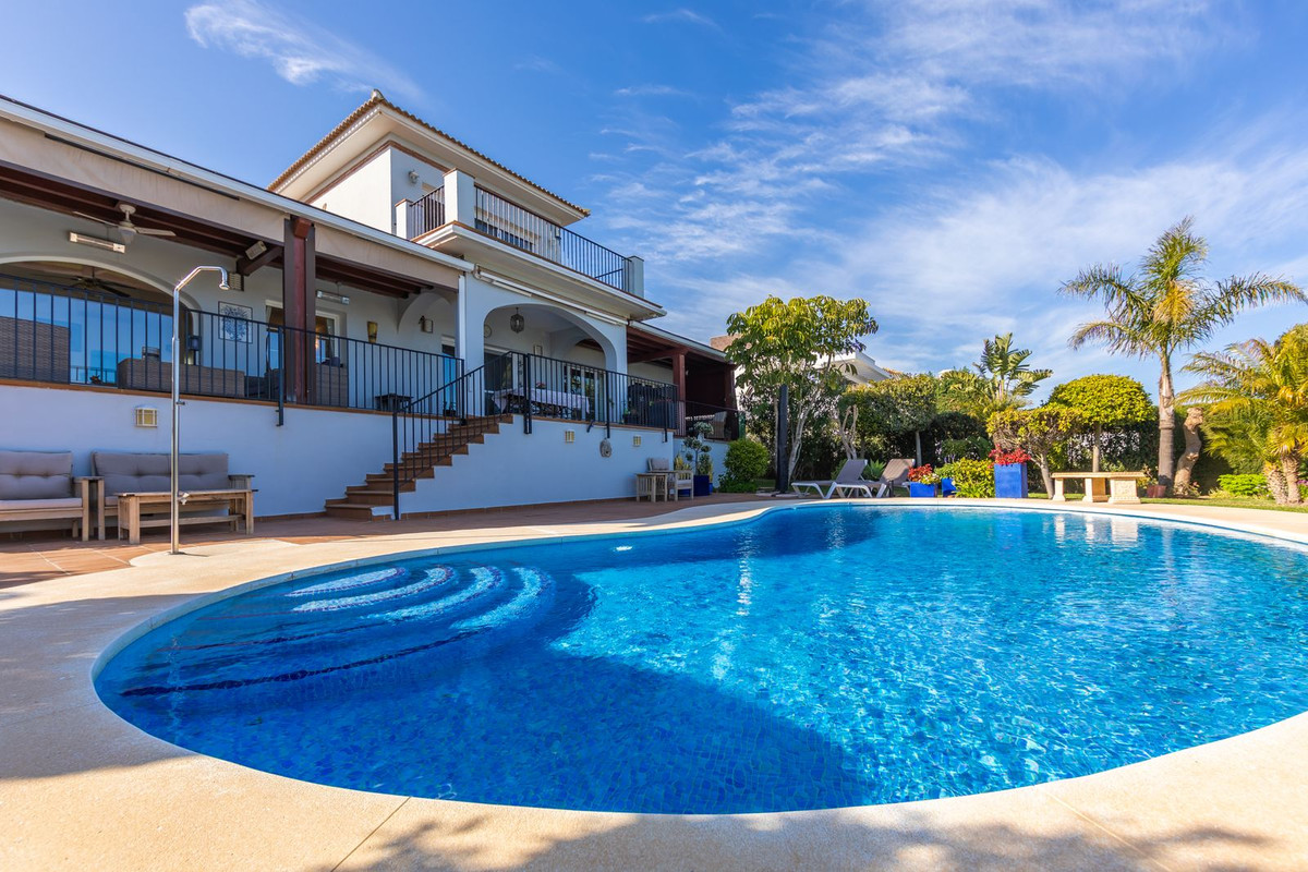 3 Bed Townhouse for sale in La Duquesa Costa Del Sol, Málaga, Spain