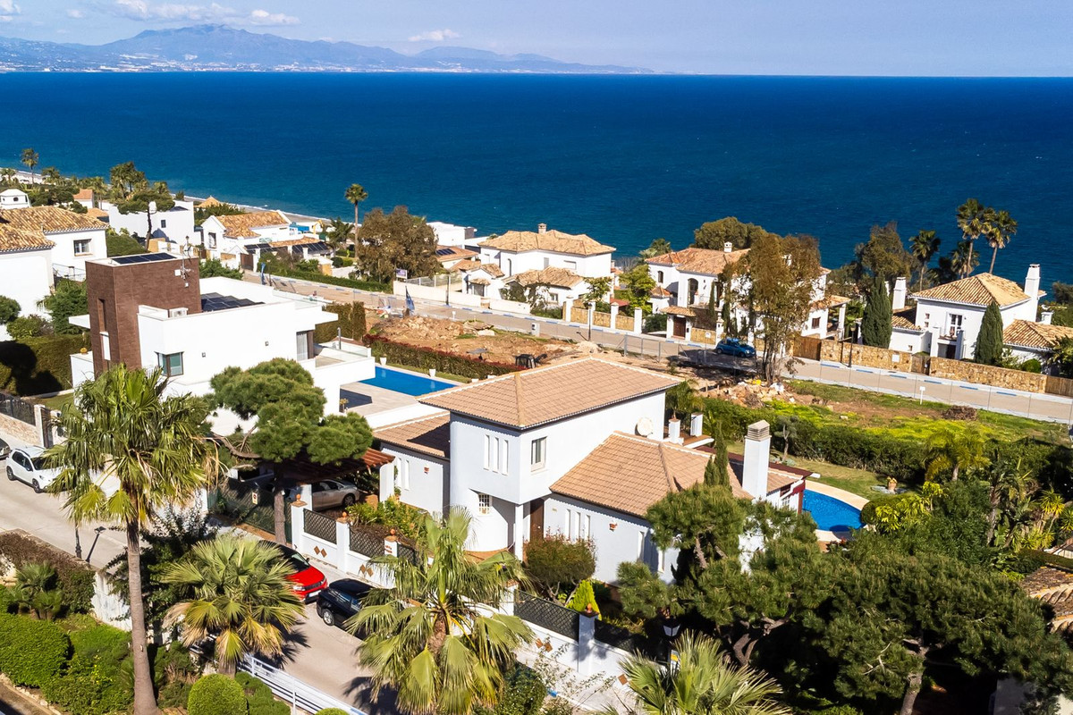 3 Bed Townhouse for sale in La Duquesa Costa Del Sol, Málaga, Spain