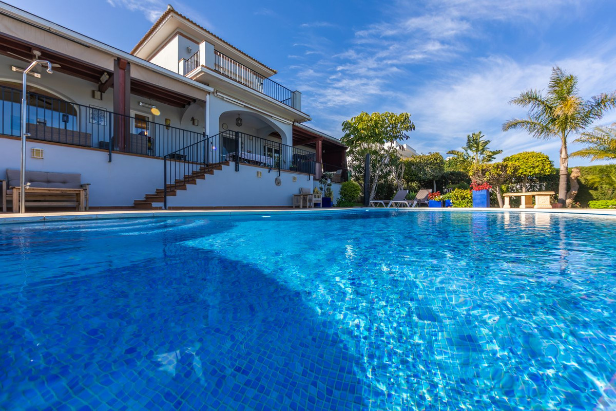 3 Bed Townhouse for sale in La Duquesa Costa Del Sol, Málaga, Spain