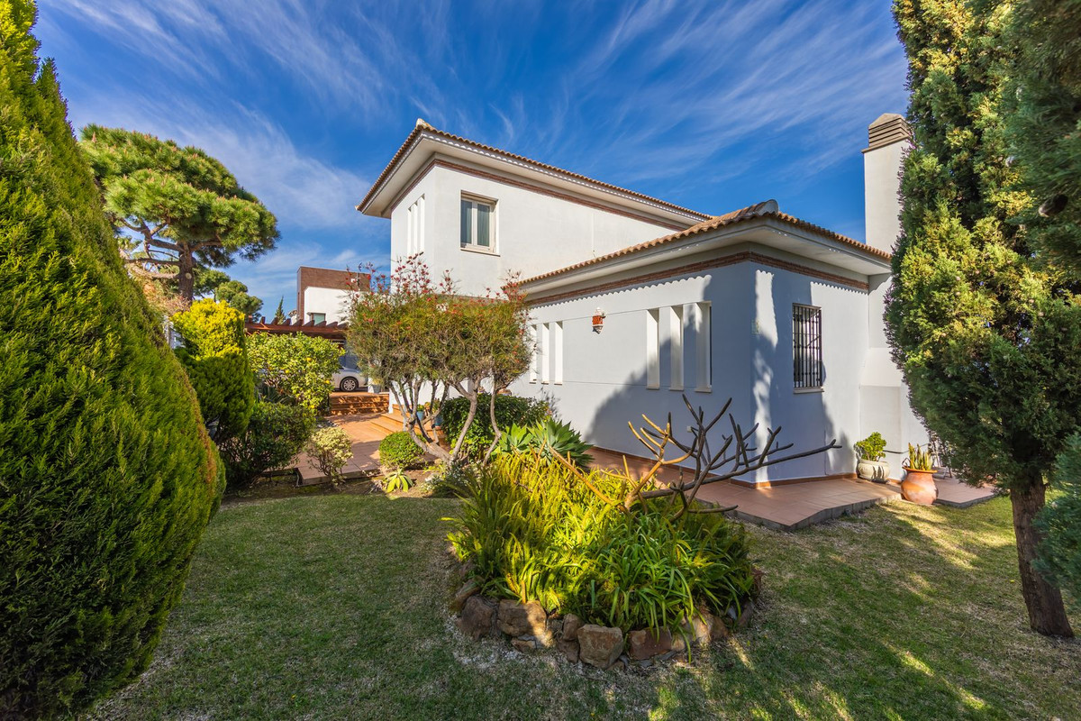 3 Bed Townhouse for sale in La Duquesa Costa Del Sol, Málaga, Spain