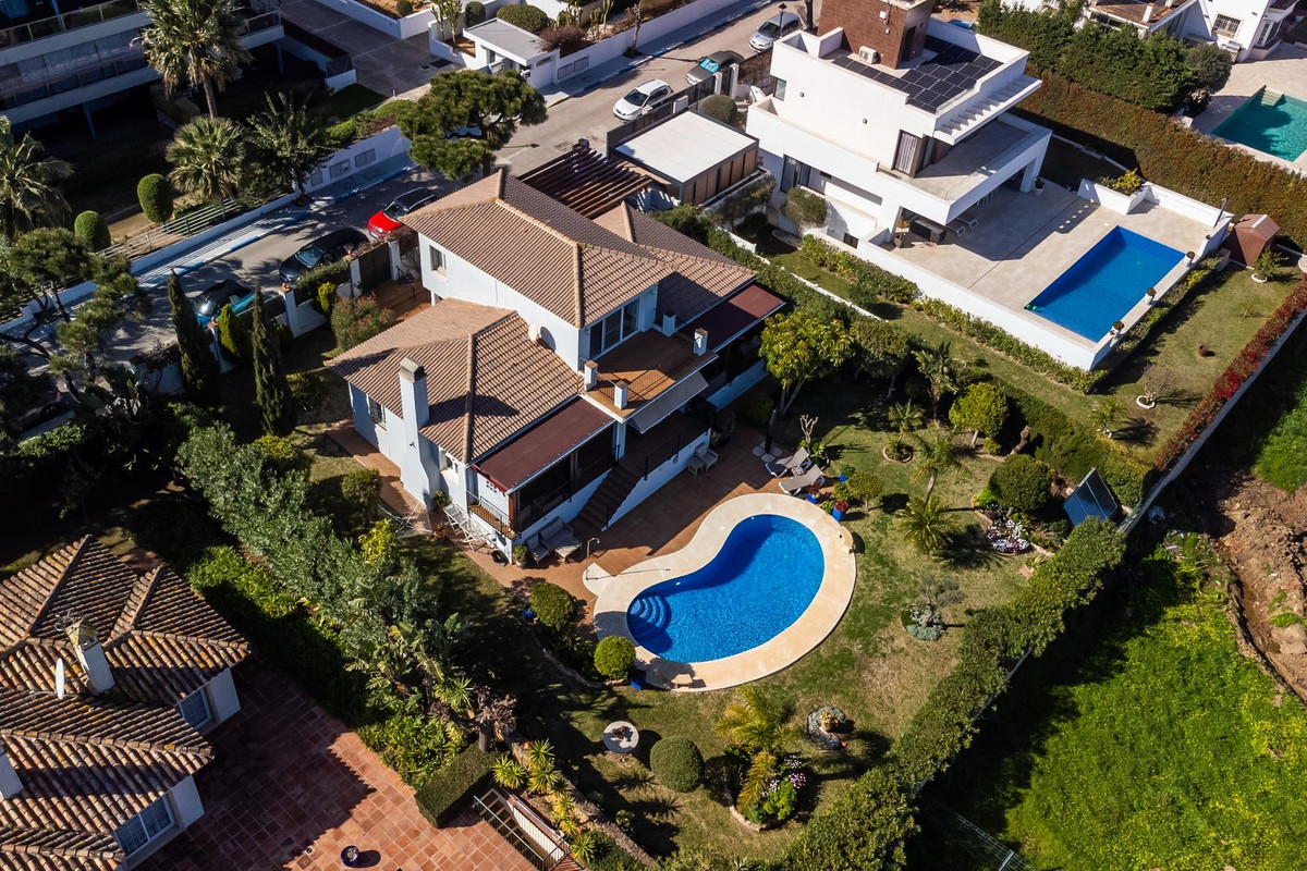 3 Bed Townhouse for sale in La Duquesa Costa Del Sol, Málaga, Spain