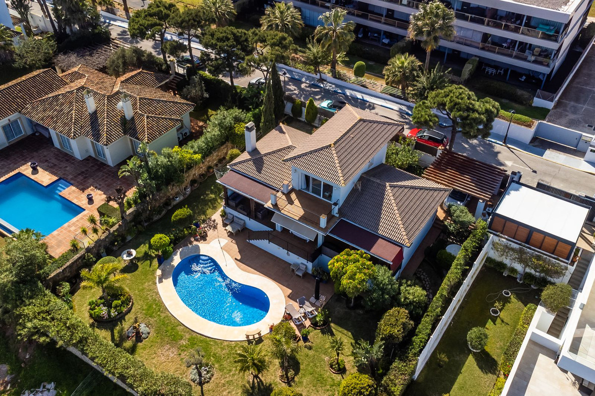 3 Bed Townhouse for sale in La Duquesa Costa Del Sol, Málaga, Spain