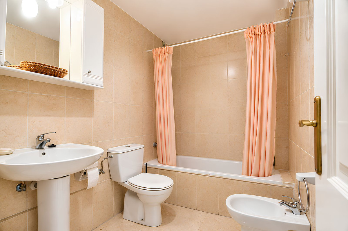 2 Bed Apartment for sale in Fuengirola Costa Del Sol, Málaga, Spain