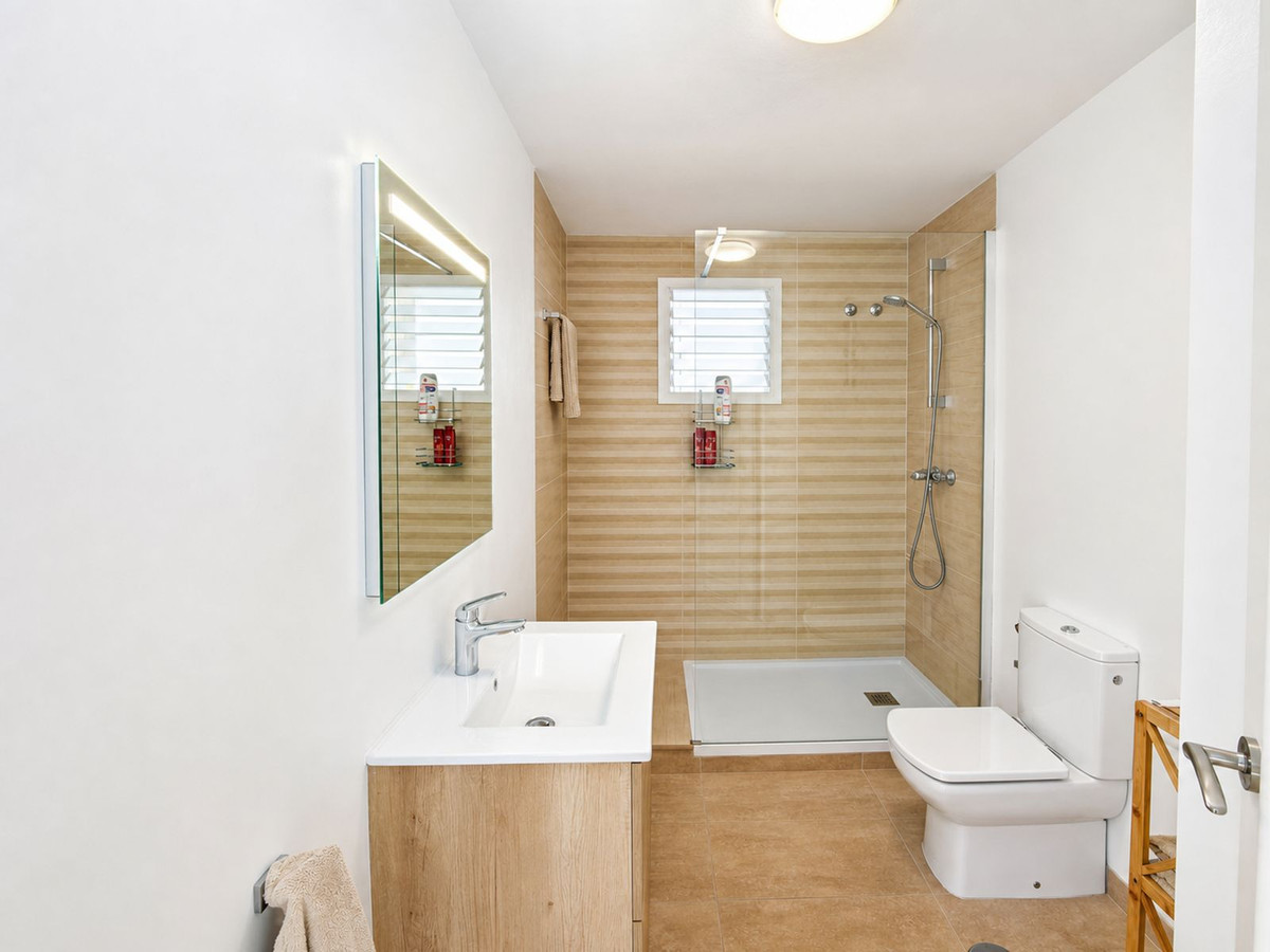 Se vende Apartamento Planta Media de 2 dormitorios en Costa Del Sol, Málaga, España