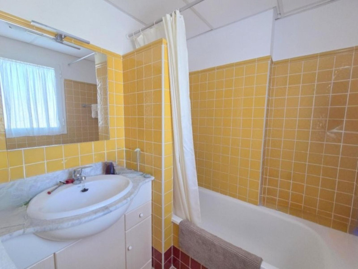 3 Bed Townhouse for sale in Casares Costa Del Sol, Málaga, Spain