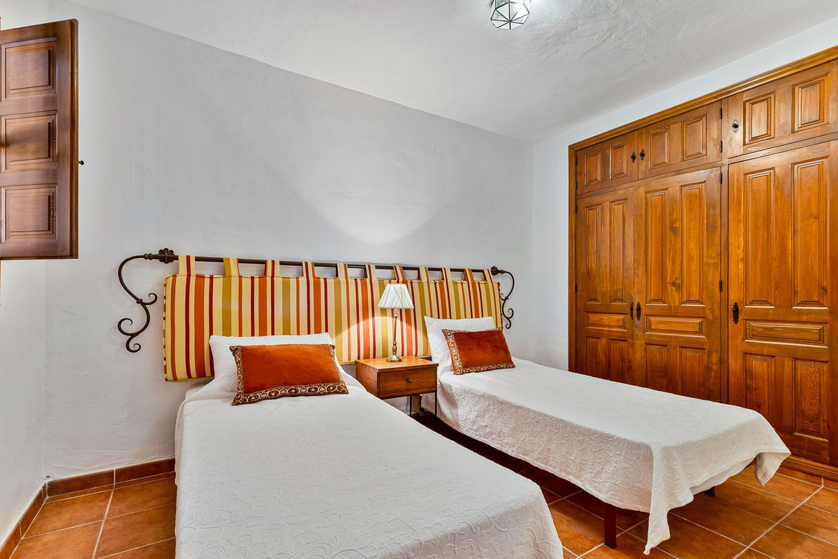 8 Bed Townhouse for sale in Coín Costa Del Sol, Málaga, Spain