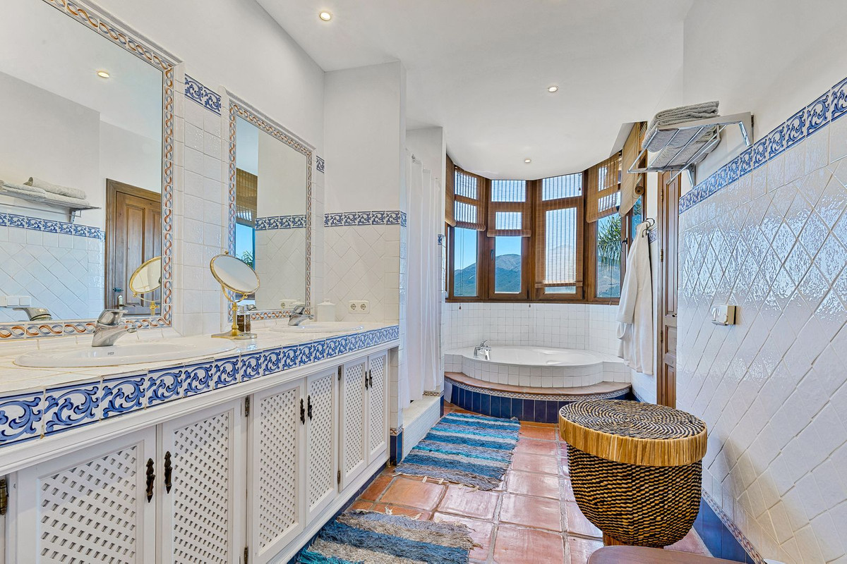 8 Bed Townhouse for sale in Coín Costa Del Sol, Málaga, Spain