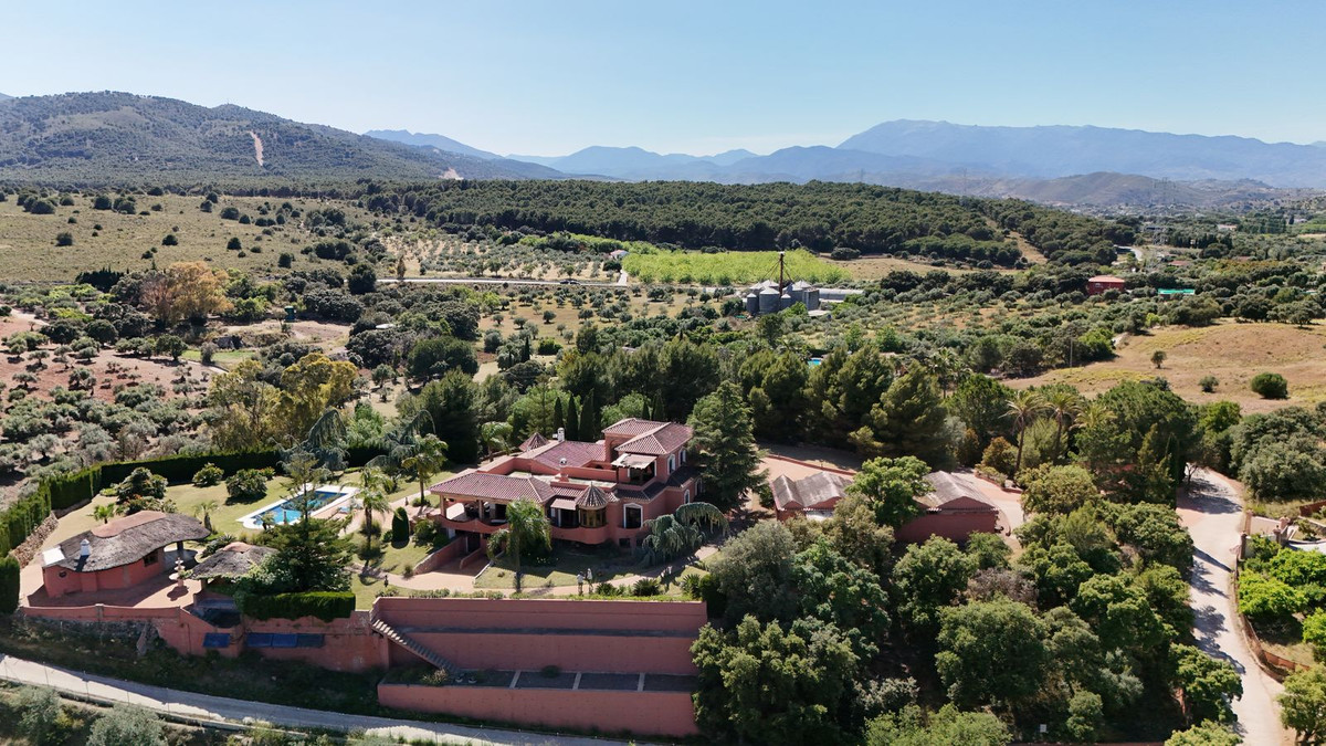 8 Bed Townhouse for sale in Coín Costa Del Sol, Málaga, Spain