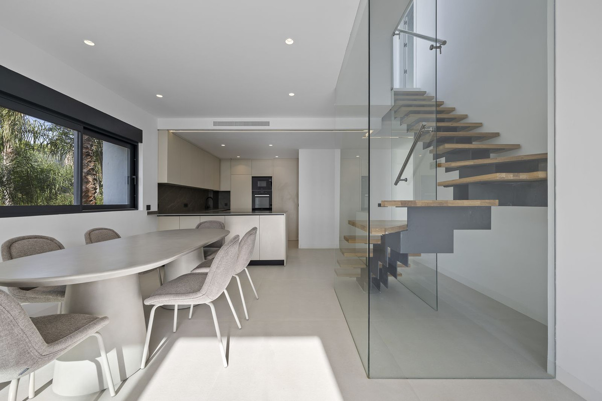 3 Bed Apartment for sale in El Paraiso Costa Del Sol, Málaga, Spain