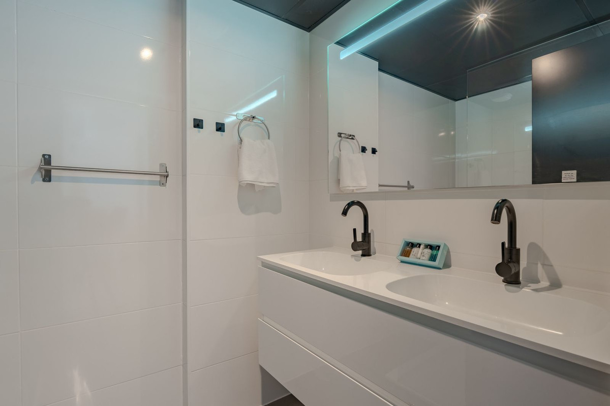 Se vende Apartamento Planta Media de 2 dormitorios en Costa Del Sol, Málaga, España