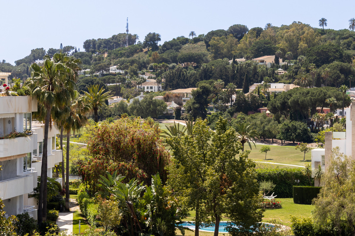 3 Bed Apartment for sale in Nueva Andalucía Costa Del Sol, Málaga, Spain