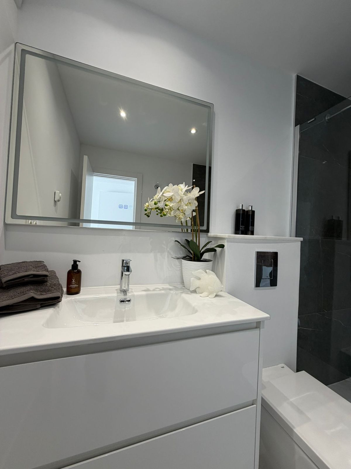 3 Bed Apartment for sale in Benahavís Costa Del Sol, Málaga, Spain