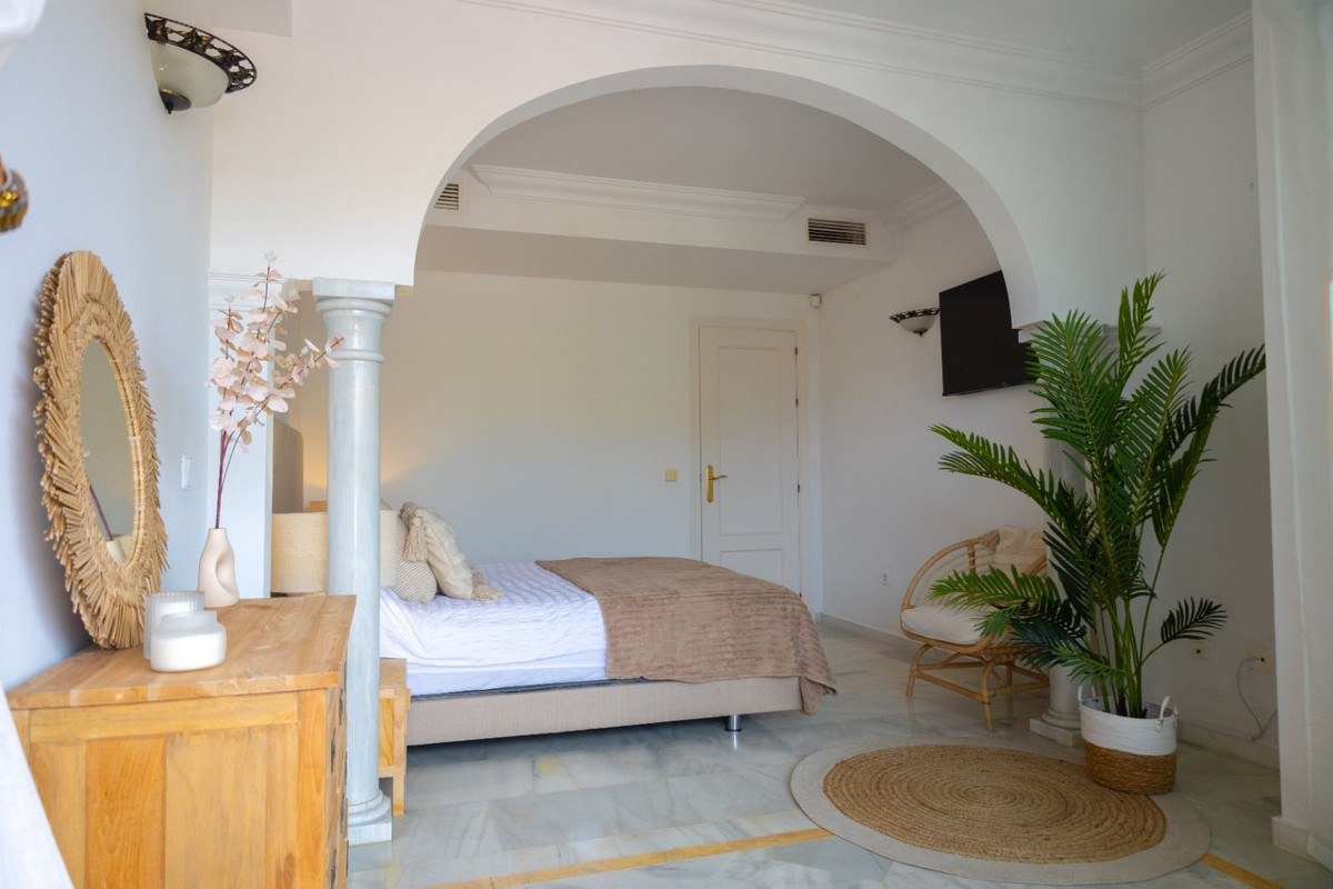2 Bed Apartment for sale in Nueva Andalucía Costa Del Sol, Málaga, Spain