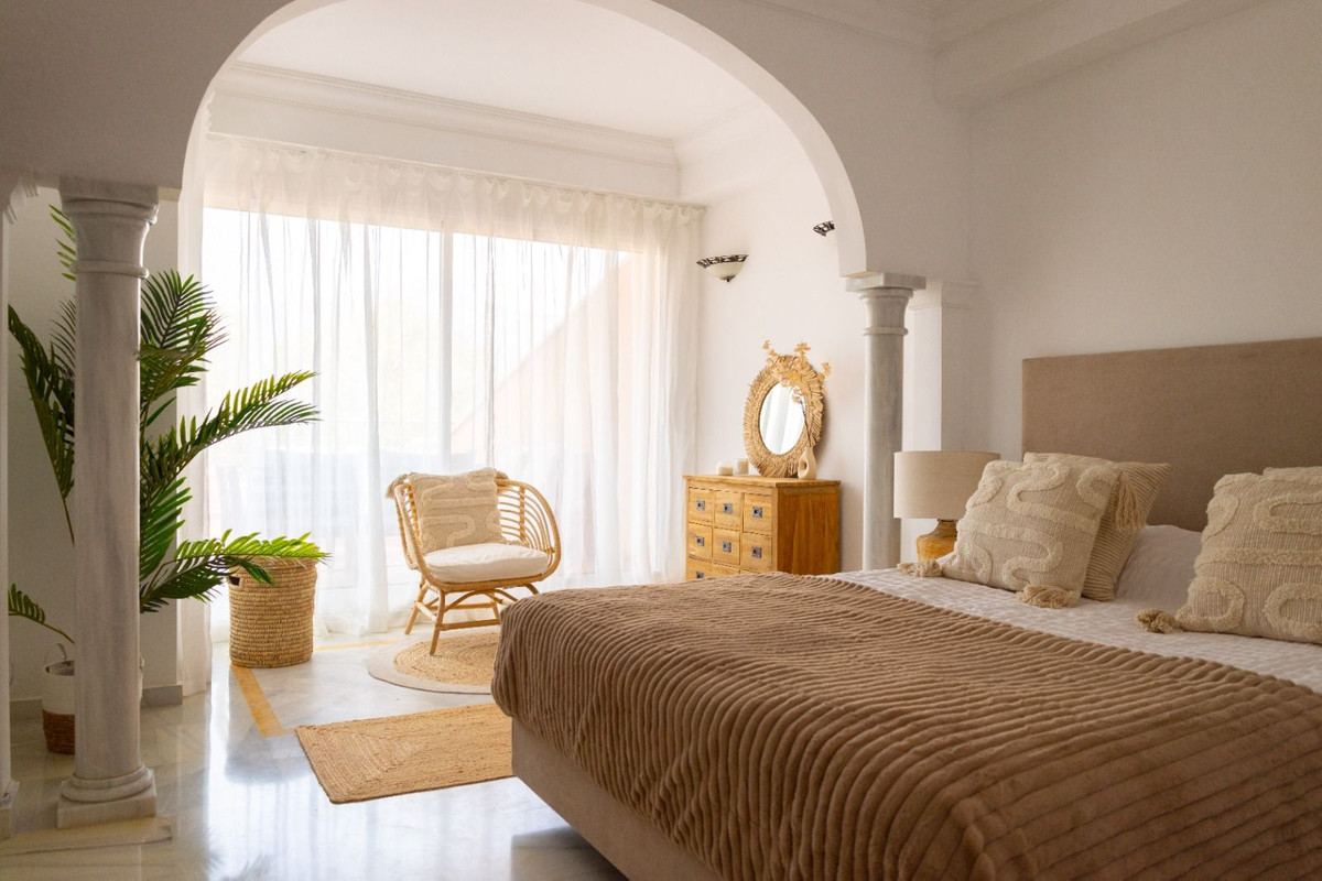 2 Bed Apartment for sale in Nueva Andalucía Costa Del Sol, Málaga, Spain