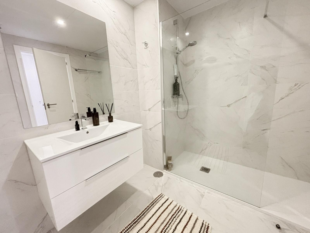 Se vende Apartamento Planta Media de 3 dormitorios en Costa Del Sol, Málaga, España