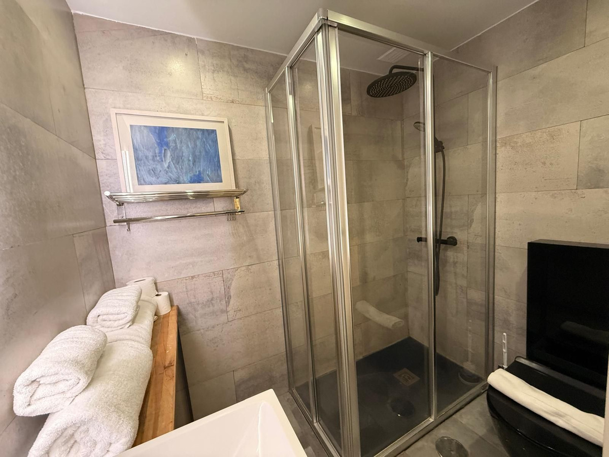 2 Bed Apartment for sale in The Golden Mile Costa Del Sol, Málaga, Spain