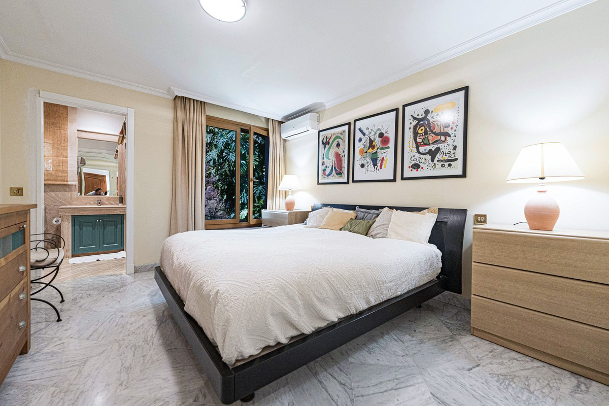 3 Bed Apartment for sale in The Golden Mile Costa Del Sol, Málaga, Spain