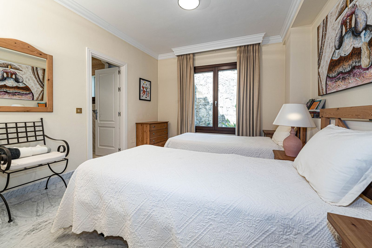 3 Bed Apartment for sale in The Golden Mile Costa Del Sol, Málaga, Spain