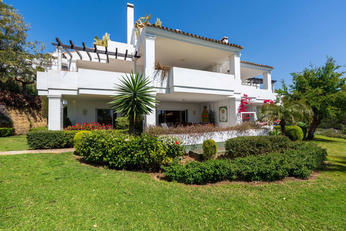3 Bed Apartment for sale in The Golden Mile Costa Del Sol, Málaga, Spain