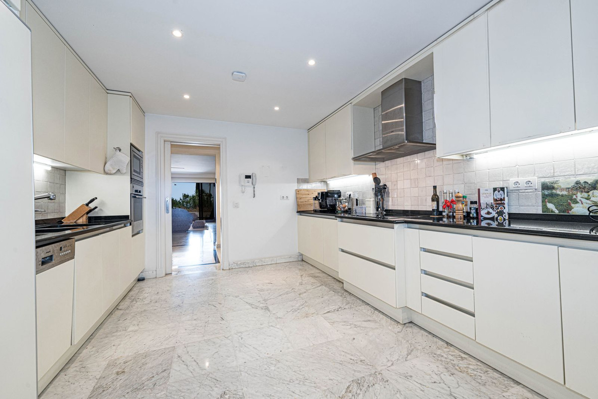 3 Bed Apartment for sale in The Golden Mile Costa Del Sol, Málaga, Spain