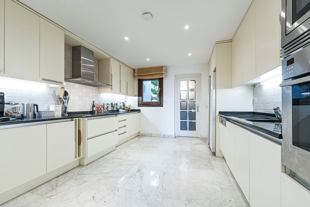3 Bed Apartment for sale in The Golden Mile Costa Del Sol, Málaga, Spain