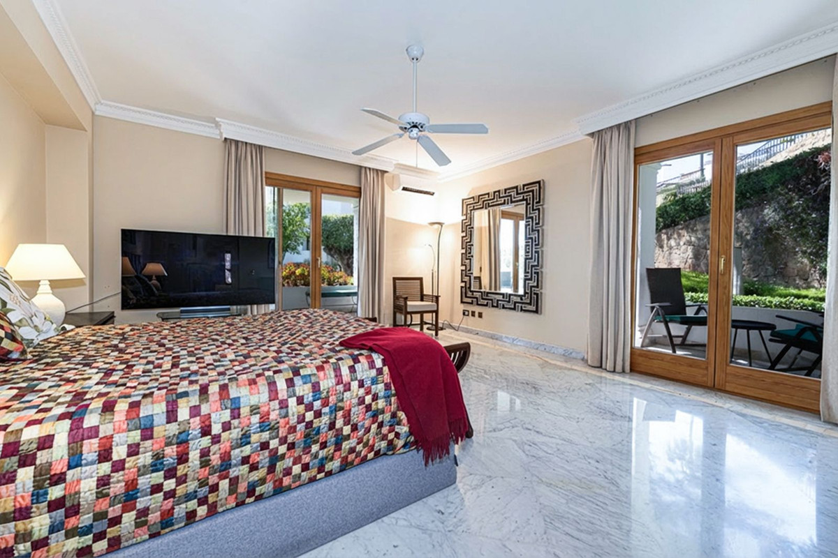 3 Bed Apartment for sale in The Golden Mile Costa Del Sol, Málaga, Spain