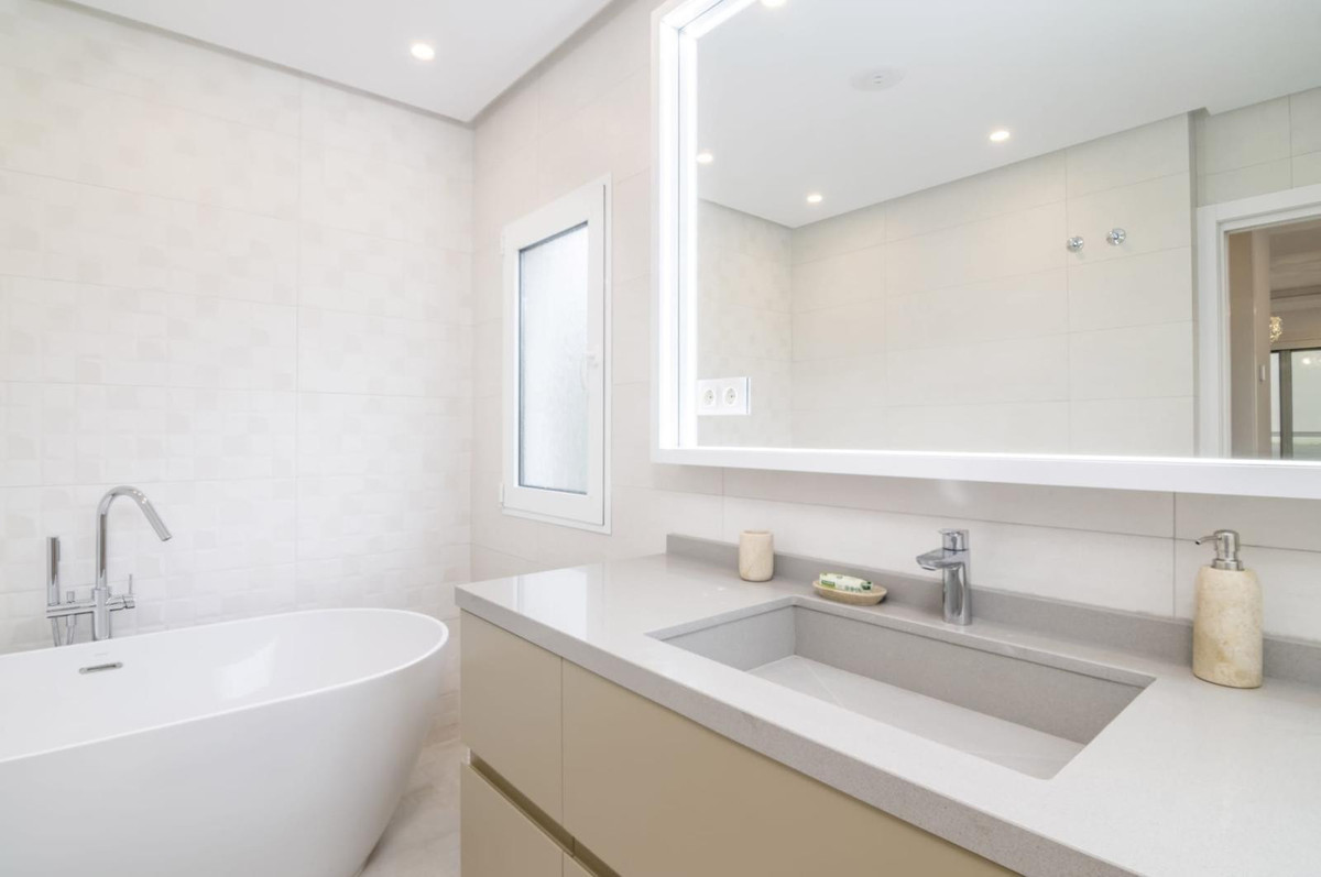 3 Bed Apartment for sale in Puerto Banús Costa Del Sol, Málaga, Spain