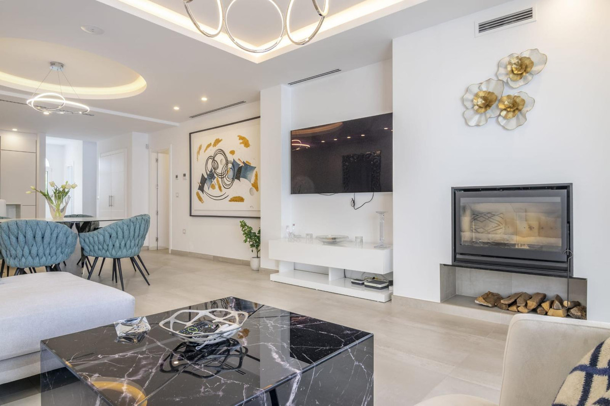 3 Bed Apartment for sale in Puerto Banús Costa Del Sol, Málaga, Spain