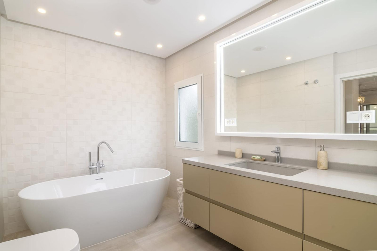 3 Bed Apartment for sale in Puerto Banús Costa Del Sol, Málaga, Spain