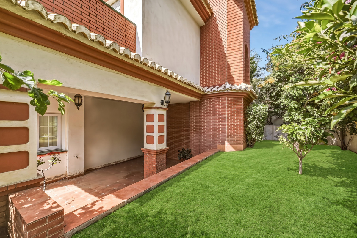 5 Bed Townhouse for sale in Benalmadena Costa Del Sol, Málaga, Spain