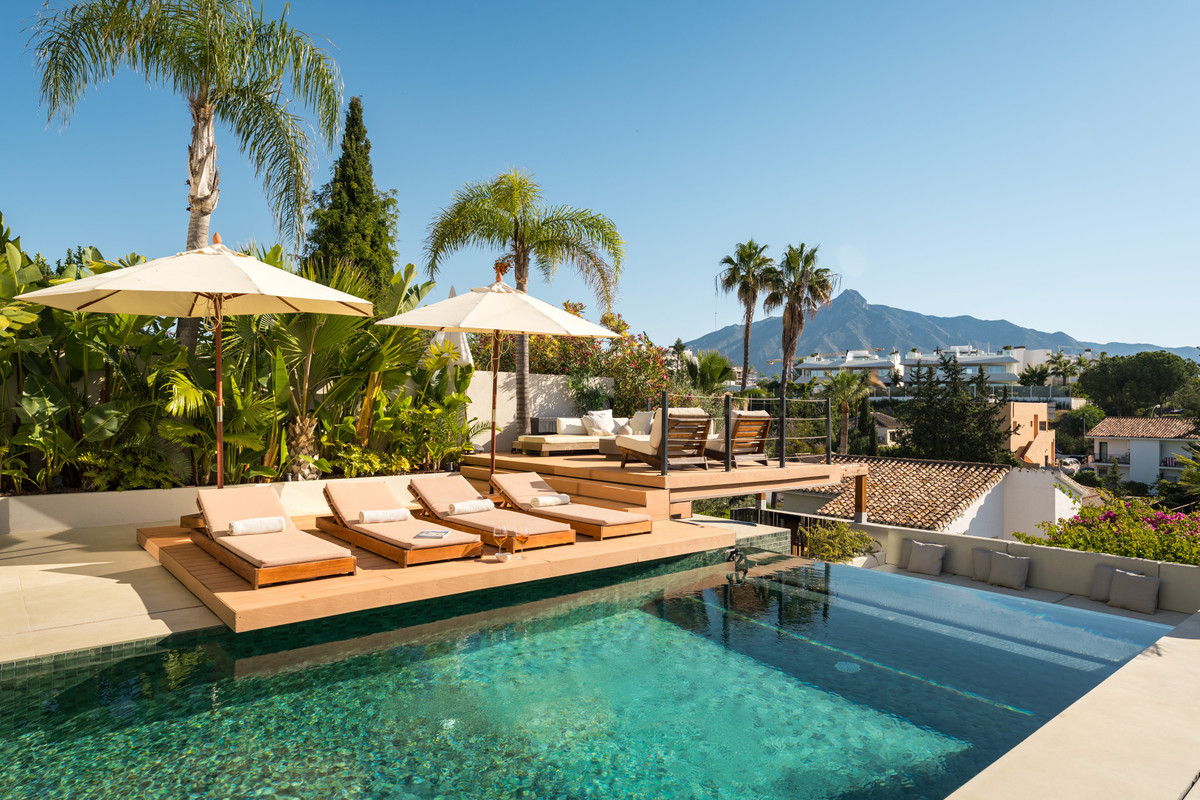 5 Bed Townhouse for sale in Nueva Andalucía Costa Del Sol, Málaga, Spain