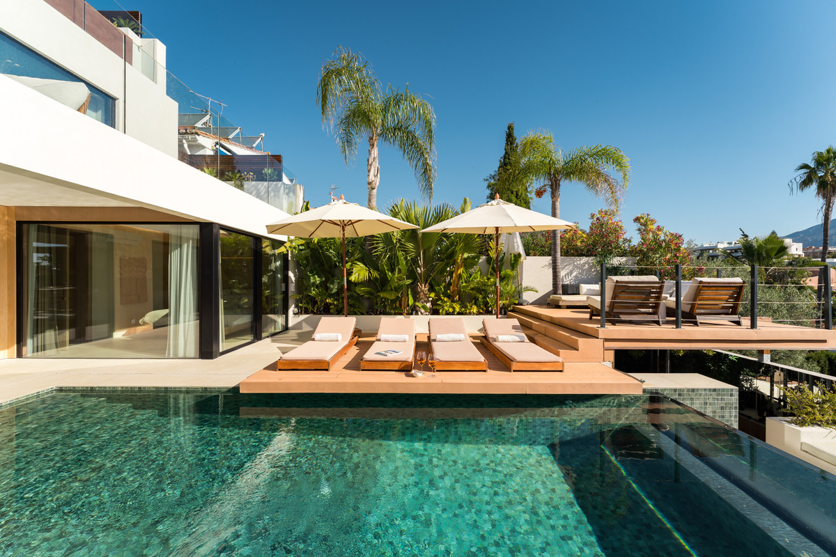 5 Bed Townhouse for sale in Nueva Andalucía Costa Del Sol, Málaga, Spain