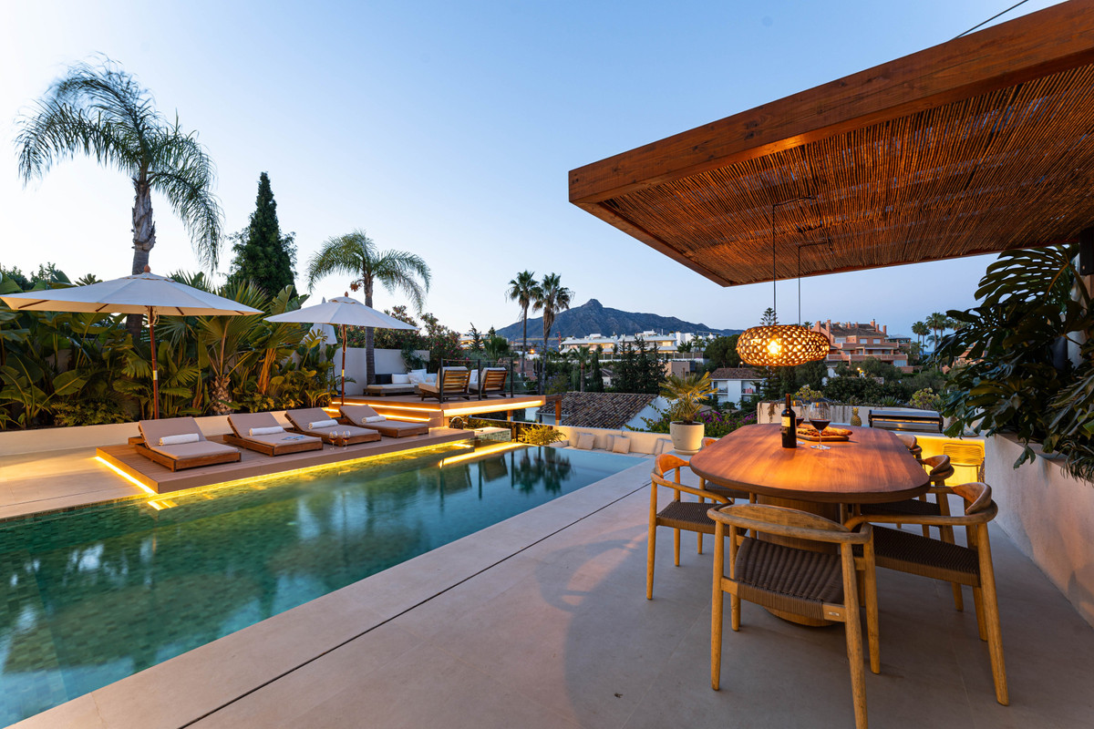 5 Bed Townhouse for sale in Nueva Andalucía Costa Del Sol, Málaga, Spain