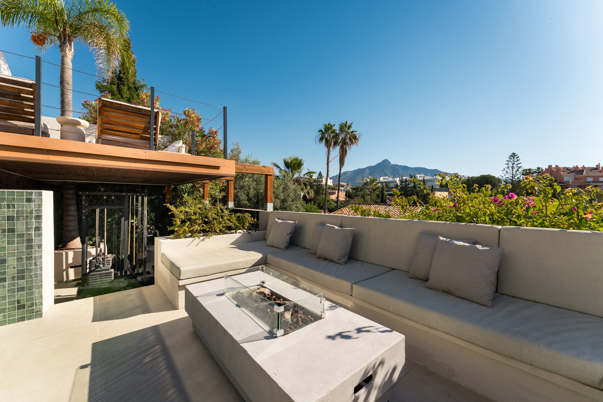 5 Bed Townhouse for sale in Nueva Andalucía Costa Del Sol, Málaga, Spain